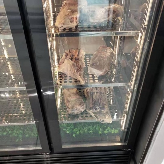 Três porta de vidro preto de aço inoxidável carne de exibição de gabinete 