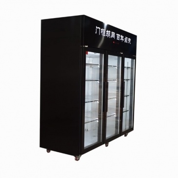 Preto porta de vidro da cozinha apresentar congelador