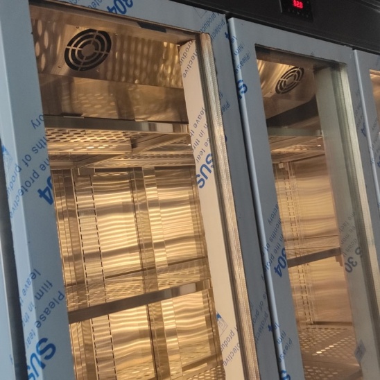 personalizado 304 vitrinas de aço inoxidável com três portas de vidro 